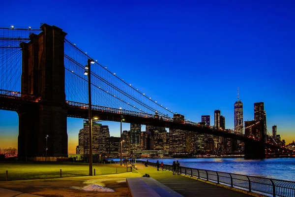 Brooklyn Bridge, látható a Dumbo Park naplemente után, a kék órás — Stock Fotó