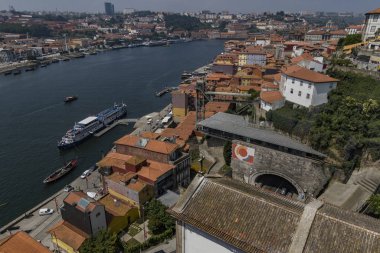 Porto, Portekiz - 21 Haziran 2017 - Duoro nehir tekneleriyle Porto 'nun insansız hava aracı görüntüsü