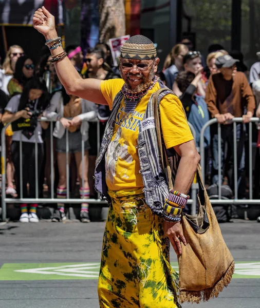 Gay Pride Parade w San Francisco-mężczyzna marsze solo w paradzie — Zdjęcie stockowe