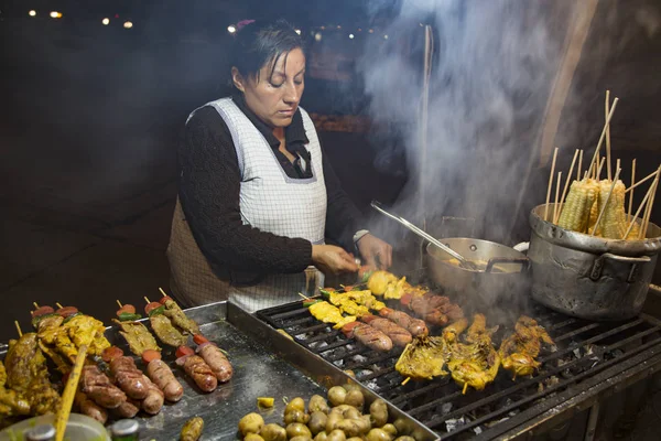 Street Food verkoper bereidt Shish kabob van worst, kip en aardappelen — Stockfoto