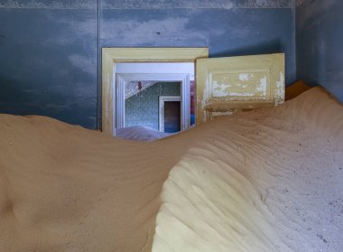 Kum, Kolmanskoppe 'taki bu odaları işgal etti ve ele geçirdi.