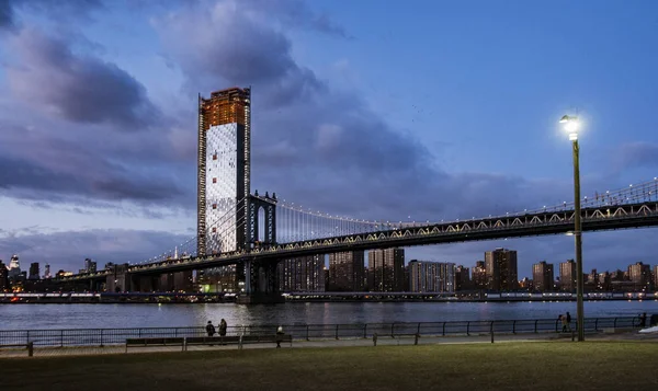 Manhattan Bridge, ahogy a Dumbo Park alatt szürkületben — Stock Fotó