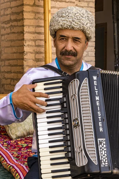 Khiva, Uzbekistán - 23 de mayo de 2017 - El hombre toca el acordeón —  Fotos de Stock