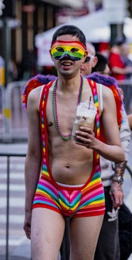 San Francisco Gay Pride Parade - Man destek gökkuşağı tanga ve maske giyer