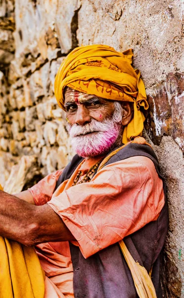 Barsana, India - 23 de febrero de 2018 - Anciano con barba gris y turbina amarilla descansa en el festival Holi — Foto de Stock