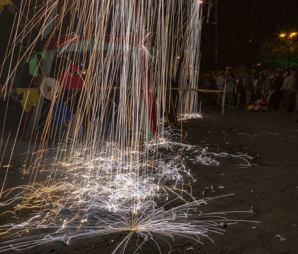 Faíscas caem de um castelo de fogos de artifício — Fotografia de Stock