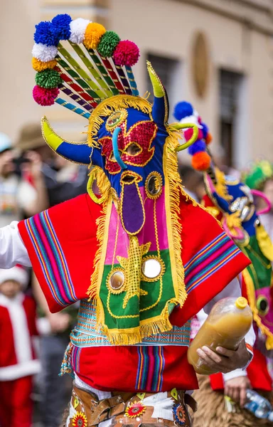 Cuenca, Ekvador - 24 Aralık 2015 - Adam geçit töreninde şeytan kostümü giyiyor