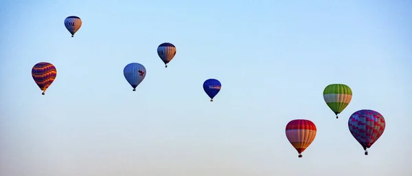 Goreme, Turcja - 6 kwietnia 2016 - Liczne balony na ogrzane powietrze wznoszą się w powietrze — Zdjęcie stockowe