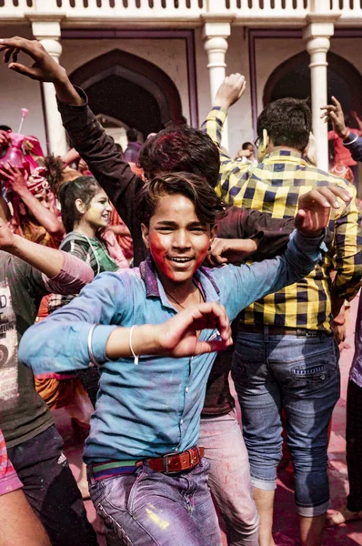 Young men dance during Holi Festival in India — Stock Photo, Image