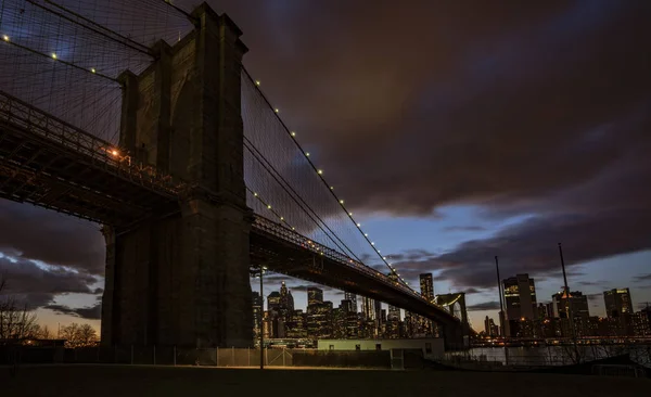 Puente de Brooklyn, visto desde Dumbo Park al atardecer — Foto de Stock