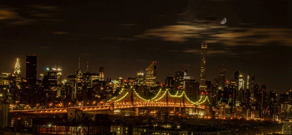 Ponte de Queensboro vista à noite com a lua por cima — Fotografia de Stock