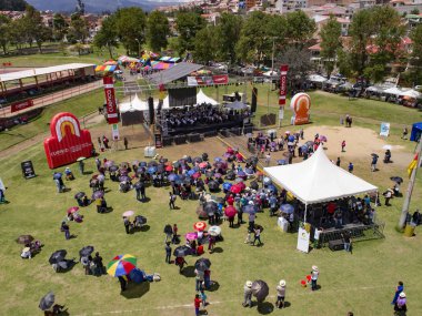 Cuenca, Ekvador - 2 Kasım 2017 - Parktaki Ruhlar Günü Senfonisinde Miraflores Park 'ın Havadan Görünümü