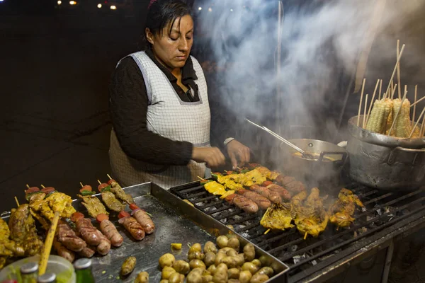 Street food vendor prepares shish kabob of sausage, chicken and potatoes — Stock Photo, Image