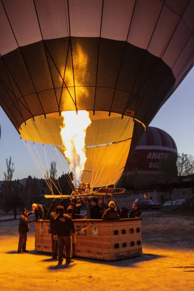 Goreme, Turkiet - 6 april 2016 - Pilot tänder värmaren i sin varmluftsballong — Stockfoto