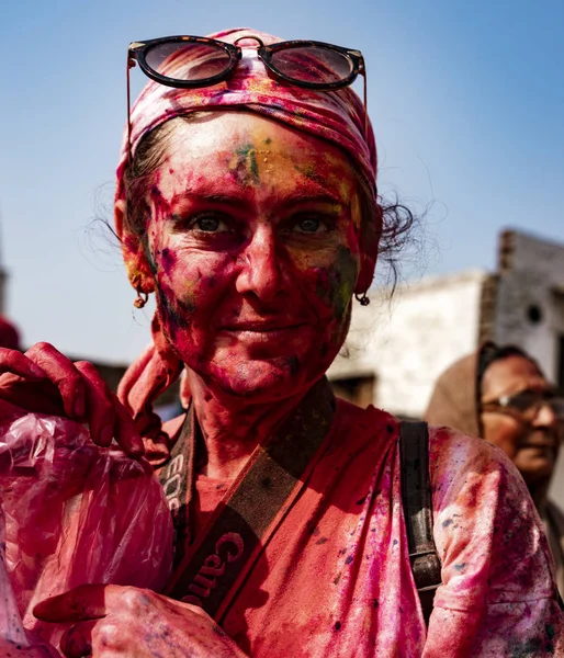 Woman smiles while covered in paint during Holi Festival in India — Stock Photo, Image