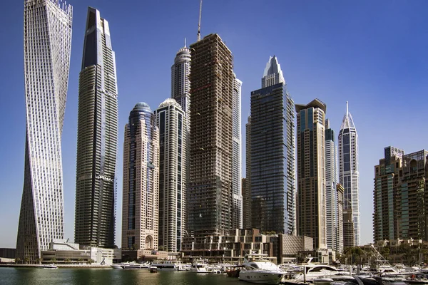 Rascacielos bordean el puerto deportivo de Dubai — Foto de Stock