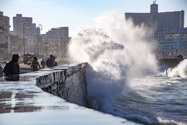 Pescadores se mantienen firmes mientras las olas chocan contra el muro de Malecón en La Habana —  Fotos de Stock