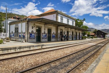 Pinhao, Portekiz - 27 Haziran 2017 - Tren rayları istasyona gidiyor