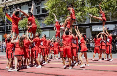 San Francisco Gay Pride Parade - Akrobatlar yürüyüş sırasında hava stunts gerçekleştirmek