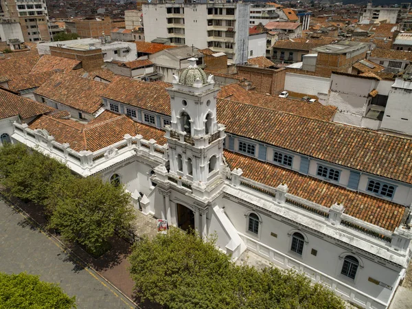 Cuenca, Ecuador - 21 ottobre 2017 - Veduta aerea dell'iconica Cattedrale Vecchia nel centro della città — Foto Stock
