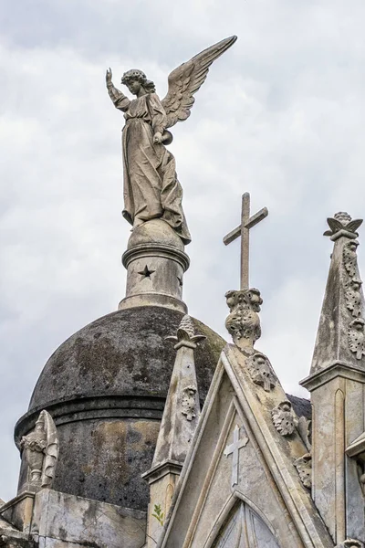 Standbeelden in La Recolta kerkhof — Stockfoto