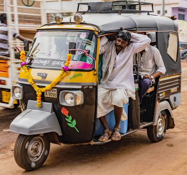 Tuk tuk está sobrecargado de gente —  Fotos de Stock