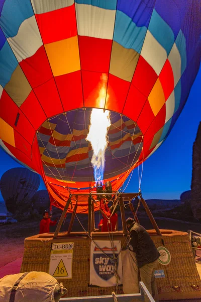 Goreme, Türkiye - 6 Nisan 2016 - Pilot sıcak hava balonunda ısıtıcıyı ateşliyor