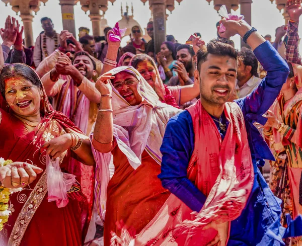 Barsana, India - February 23, 2018 - Men and women rotate in wild frenzy of dance during Holi festival — Stock Photo, Image