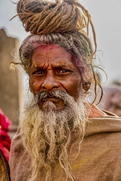 Barsana, India - February 23, 2018 - Old man with grey beard and top-knot in Holi festival — Stock Photo, Image