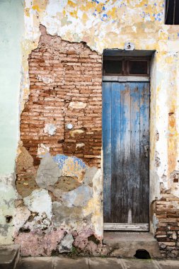 Kırık sıva ile tuğla duvara tattered mavi kapı