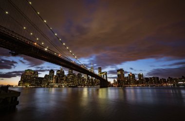 brooklyn Köprüsü, gün batımında Dumbo Park'tan görüldü