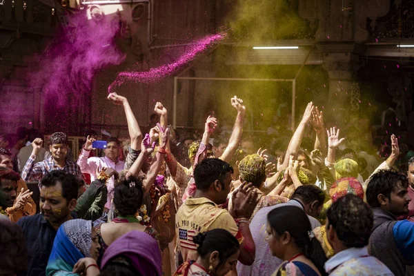 Crowds can be seen duirng Holi Festival in India, throwing powdered paint — Stock Photo, Image