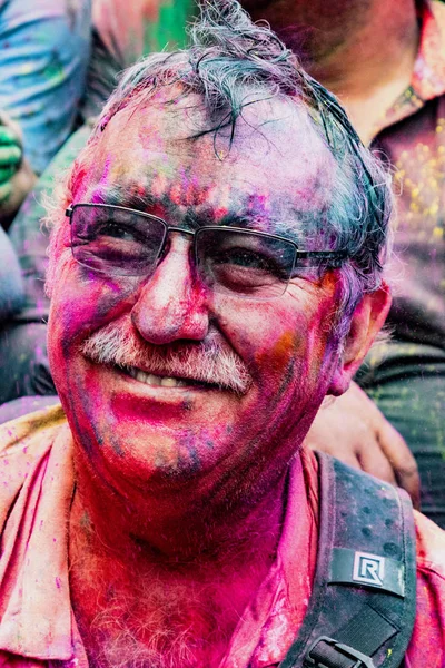 Man smiles while covered in paint during Holi Festival in India — Stock Photo, Image