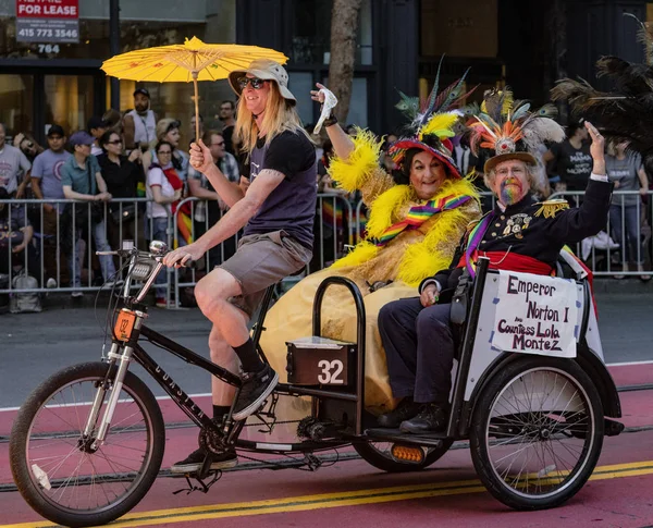 Gay Pride Parade w San Francisco-cesarz Norton i hrabina Lola Montez jeździć jak gwiazdy — Zdjęcie stockowe