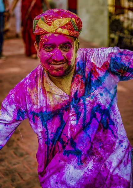 Barsana, India - 23 februarie 2018 - Un bărbat arată cu mândrie masa de culori pe care a acumulat-o la festivalul Holi — Fotografie, imagine de stoc