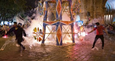 Cuenca, Ekvador - 1 Haziran 2018: Erkekler bir havai fişek kalesini yakıp yanmamak için kaçıyor