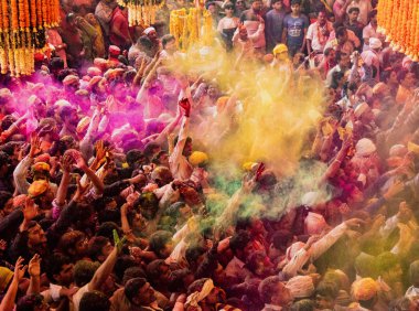 Kalabalıklar Hindistan 'da duirng Holi Festivali altında görülebilir, toz boya atma