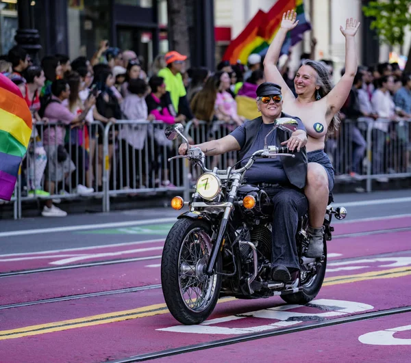 Parada Gay Pride w San Francisco-Dykes na rowerach prowadzą paradę — Zdjęcie stockowe