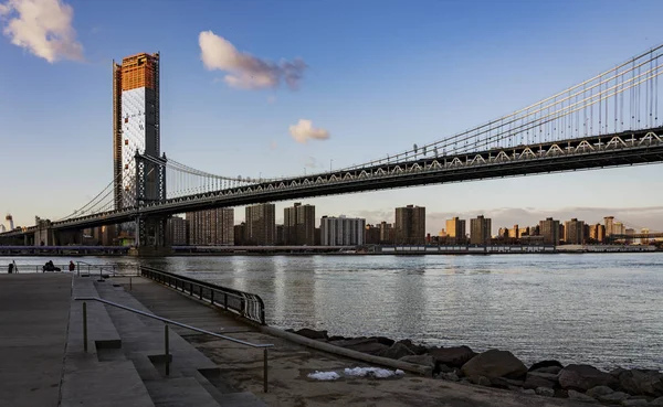 Puente de Manhattan, visto desde Dumbo Park al atardecer con unas nubes hinchadas — Foto de Stock