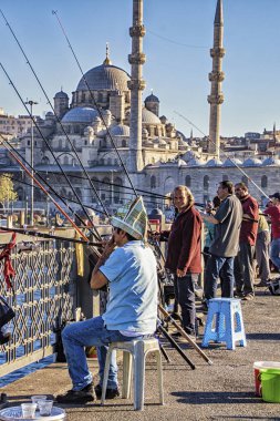 İstanbul, Türkiye - 16 Nisan 2016 - Erkekler köprüden balık tutarken sosyalleşiyor