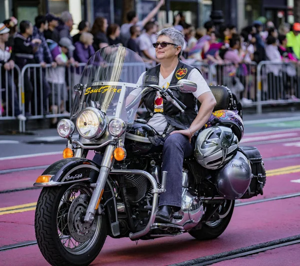 Parada Gay Pride w San Francisco-Dykes na rowerach prowadzą paradę — Zdjęcie stockowe