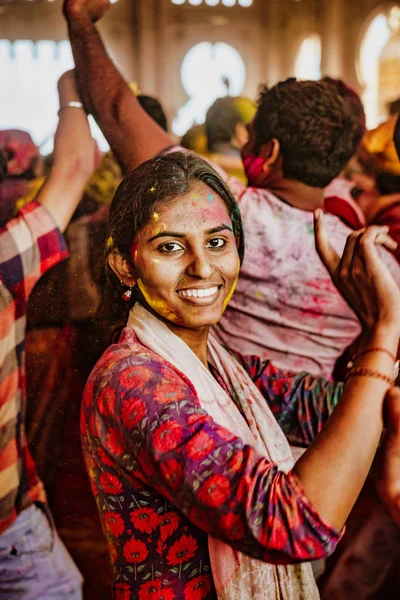 Барсана, Индия - 23 февраля 2018 года - Молодая женщина танцует с радостью на фестивале Холи — стоковое фото