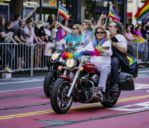 Parada Gay Pride w San Francisco-Dykes na rowerach prowadzą paradę — Zdjęcie stockowe