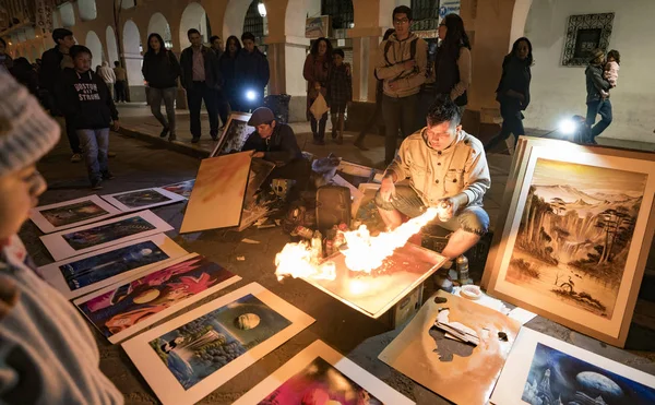 Cuenca, Equador - 1 de junho de 2018: Artistas de rua criam pinturas elaboradas usando apenas latas de tinta spray e fogo — Fotografia de Stock