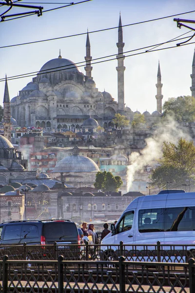 ISTANBUL, TURQUIA, APR 16, 2016 - Mesquita Azul vista através do nevoeiro da poluição — Fotografia de Stock