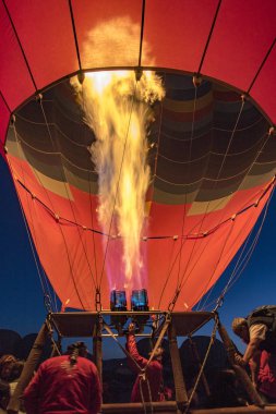 Goreme, Türkiye - 6 Nisan 2016 - Pilot sıcak hava balonunda ısıtıcıyı ateşliyor