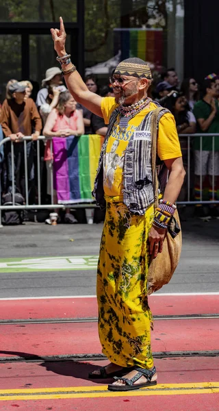 Gay Pride parade in San Francisco-man Marches solo in Parade — Stockfoto