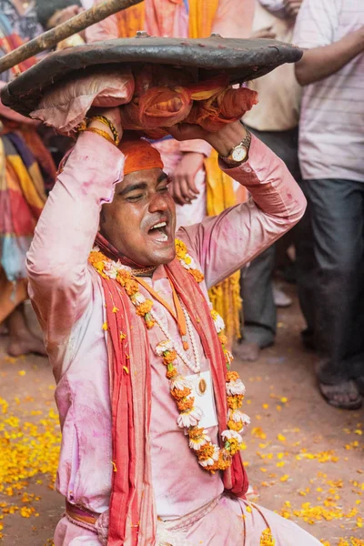 Barsana, indien - 24. februar 2018 - lathmar holi festival - frauen schlagen männer mit bambusstöcken — Stockfoto