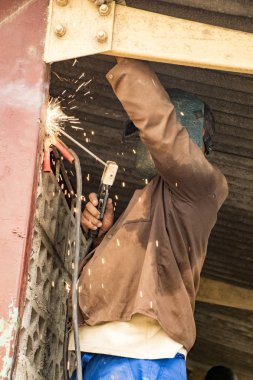 Kaynakçı bir ofis inşa çalışır