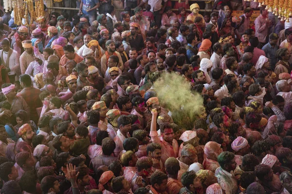Menschenmassen sind unterhalb des Duirng Holi Festivals in Indien zu sehen, die mit gepuderter Farbe werfen — Stockfoto